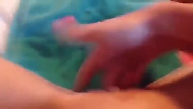 Play my pussy, follame tu!