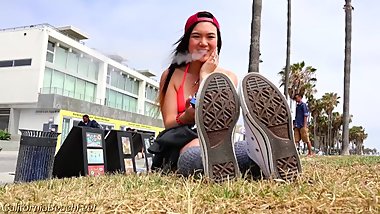 Otra chica skater nos muestra sus pies y sus converse