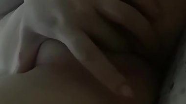 Sexy chica mala se masturba cÃ³mo diosa