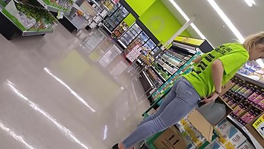 candid teen retail worker with tight ass in jeans