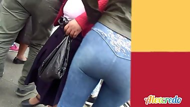 Candid ass teen with amazing jean.