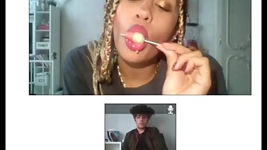 Cette mÃ©tisse suce sa glace pour faire jouir son copain devant la cam