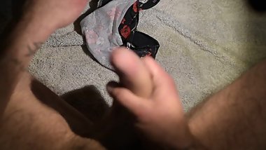 Sega il suo grosso cazzo e fa grossa sborrata sulle mutandine della cugina