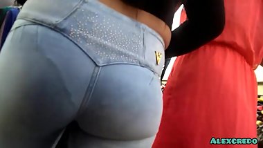 Culito bello en jeans ajustados