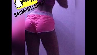 Latina rica moviendo el culo!