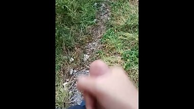 Adolescente joven se corre en pÃºblico