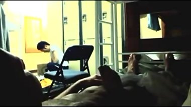 Batendo punheta na frente do amigo de quarto