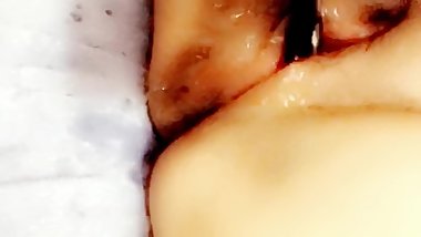 SQUIRTING teen with HAIRBRUSH