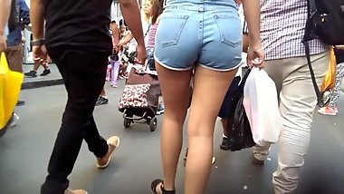 Candid ass bella adolescente en short ajustado