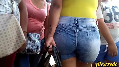 Venezolana sexy en short ajustado