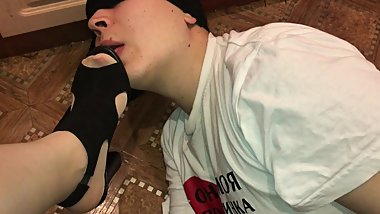 Femdome slave lick shoes and feet toes in pantyhose