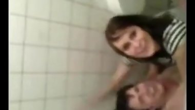 couple_have_wild_sex_on_toilet