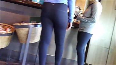 CANDID COLLEGE GIRLS ROUND BOOTY ATHLETIC LEGGINGS WHITE GIRLS VOYEUR SPY!!