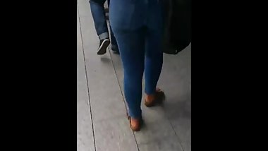 [Candid] PAWG walking in tight jeans
